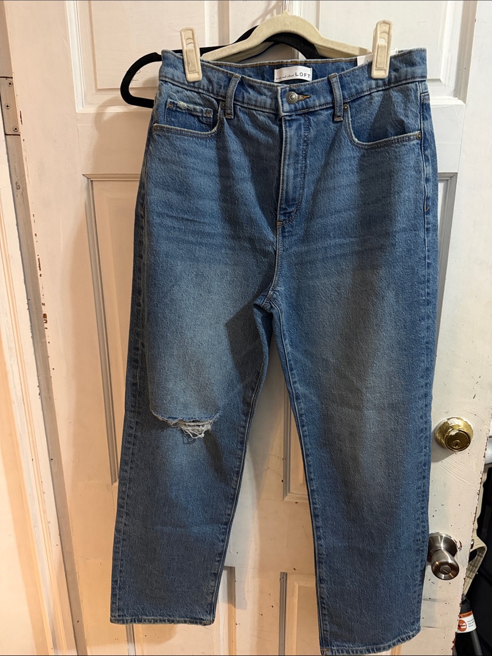 NWT LOFT Medium Blue Straight-Leg Women’s Jeans with Knee Rip- size 27/4